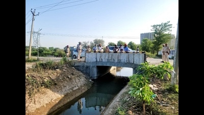 Officials inspecting the Dhussi Bandh in Ludhiana on Friday where strengthening work is being carried out. (HT Photo)