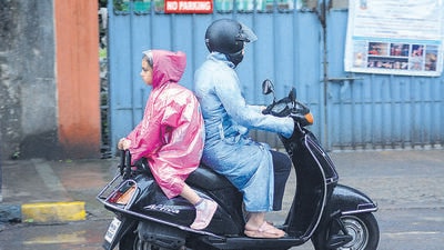 Thane, India - June 24, 2022: Citizens run their errands even as it rains, in Thane, Mumbai, India, on Friday, June 24, 2022. (Praful Gangurde/HT Photo) (HT PHOTO) Thane, India - June 24, 2022: Citizens run their errands even as it rains, in Thane, Mumbai, India, on Friday, June 24, 2022. (Praful Gangurde/HT Photo) (HT PHOTO)