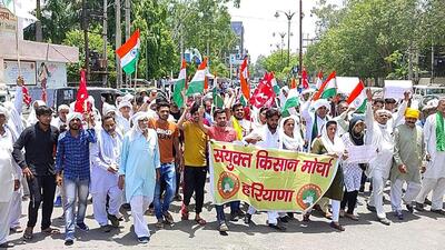 Defence aspirants and farmers protesting against Agnipath scheme in Rohtak on Monday. (Manoj Dhaka/Hindustan Times)