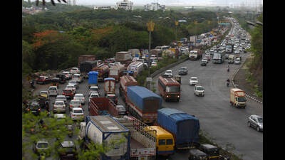 As a result of the PAPs rally on Friday morning, Navi Mumbai witnessed traffic snarls on the Sion Panvel Highway. (BACHCHAN KUMAR/HT PHOTO) As a result of the PAPs rally on Friday morning, Navi Mumbai witnessed traffic snarls on the Sion Panvel Highway. (BACHCHAN KUMAR/HT PHOTO)