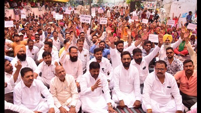Members of the Safai Karamchari Sangharsh Committee protesting outside the MC’s Zone-A office in Ludhiana on Friday. (Harvinder Singh/HT)