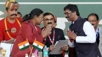 JMM leaders believe the party is also likely to extend their support to NDA nominee Droupadi Murmu as she shares an ‘ideological as well as personal connect’ with the Soren family. (TWITTER.) JMM leaders believe the party is also likely to extend their support to NDA nominee Droupadi Murmu as she shares an ‘ideological as well as personal connect’ with the Soren family. (TWITTER.)
