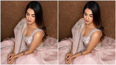 Sonal played muse to fashion designer Mrunalini Rao and picked the pastel pink lehenga from the shelves of the designer. (Instagram/@sonalchauhan)