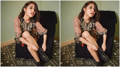 Shweta’s fashion diaries are drool-worthy. A few days back, Shweta decked up in a short dress with long sleeves and looked absolutely ravishing. (Instagram/@battatawada)