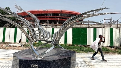 It is not uncommon for artists to show their work in public spaces without giving away their identity. (HT) It is not uncommon for artists to show their work in public spaces without giving away their identity. (HT)