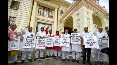 CPI-ML legislators demonstrate against Agnipath recruitment scheme during the Monsoon Session outside the Bihar Assembly on Friday. (Santosh Kumar/HT Photo) CPI-ML legislators demonstrate against Agnipath recruitment scheme during the Monsoon Session outside the Bihar Assembly on Friday. (Santosh Kumar/HT Photo)