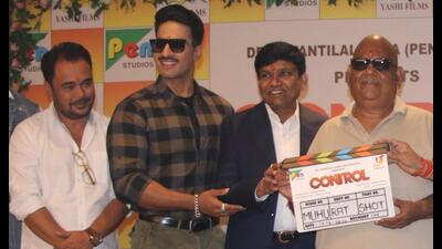 Satish Shah doing mahurat shot for film Control in presence of lead actor Anoop Singh in Lucknow (HT Photo) Satish Shah doing mahurat shot for film Control in presence of lead actor Anoop Singh in Lucknow (HT Photo)