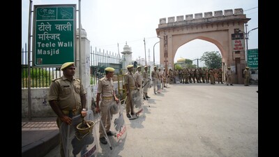 Police deployment at Tile Wali Masjid in Lucknow. (Deeepak Gupta/HT) Police deployment at Tile Wali Masjid in Lucknow. (Deeepak Gupta/HT)