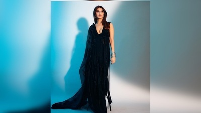Vaani Kapoor's outfit comprises a top which has fringes flowing to her ankles, flared pants and an embroidered dupatta. (Instagram/@_vaanikapoor_) Vaani Kapoor's outfit comprises a top which has fringes flowing to her ankles, flared pants and an embroidered dupatta. (Instagram/@_vaanikapoor_)