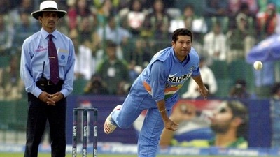 Umpire Asad Rauf watches as Sachin Tendulkar bowls. (Getty) Umpire Asad Rauf watches as Sachin Tendulkar bowls. (Getty)