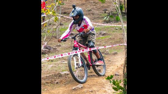 Seventy five cyclists will be seen in action in the third mountain biking fest in Rayate village, Kalyan, on Sunday. (HT PHOTO)