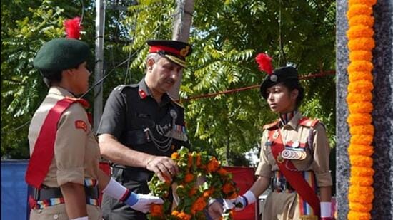 3 Punjab Girls Battalion NCC paying homage to Major Bhupinder Singh. (HT Photo)