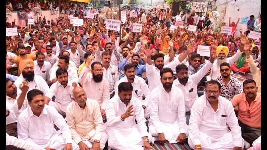 Members of the Safai Karamchari Sangharsh Committee protesting outside the MC’s Zone-A office in Ludhiana on Friday. (Harvinder Singh/HT)