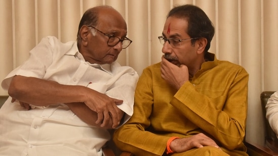 Shiv Sena-Chef Uddhav Thackeray zusammen mit NCP-Chef Sharad Pawar.  Die Partner von Maha Vikas Aghadi (MVA) – Shiv Sena, Nationalist Congress Party und Congress – denen das Angebot unterbreitet wurde, sollten es ebenfalls nicht annehmen.  (HT-DATEIFOTO)