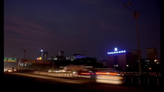 Streetlights on Sion-Panvel Highway are not fully functional. Panvel civic body is to take up maintenance of streetlights along Kalamboli-CBD Belapur stretch. (BACHCHAN KUMAR/HT PHOTO)