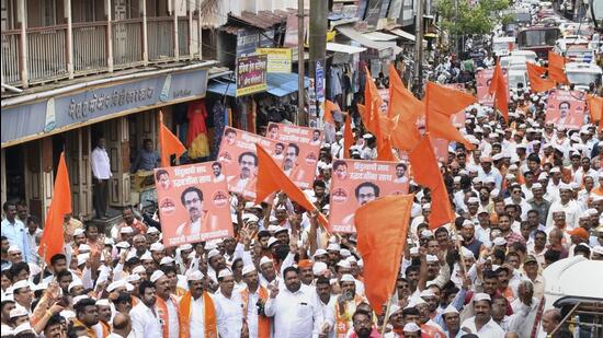 Shiv Sena workers take part in a protest rally against rebel party leader Eknath Shinde, in Kolhapur, Maharashtra, on June 24, 2022.(PTI)