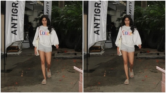 Janhvi, in a no makeup look, looked down as she passed the paparazzi.(HT Photos/Varinder Chawla)