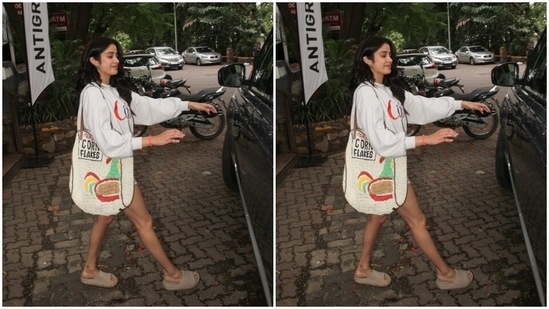Janhvi carried a white tote bag and wore her tresses open as she made her way to her car.(HT Photos/Varinder Chawla)