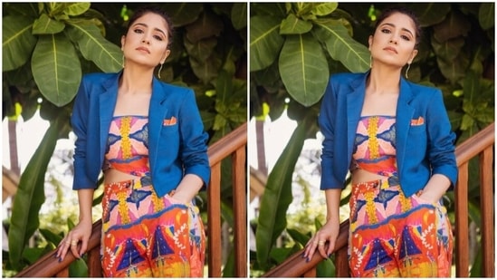 Shweta layered her look with a cropped blue blazer. For footwear, she opted for yellow stilettos.(Instagram/@battatawada)