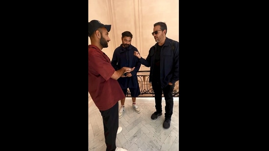 The image, taken from the Instagram video, shows David Blaine performing a magic trick in front front of Anand Ahuja's brother Amit Ahuja.(Instagram/@anandahuja)