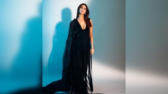 Vaani Kapoor kept her makeup subtle with winged eyes and glossy nude lips.(Instagram/@_vaanikapoor_)