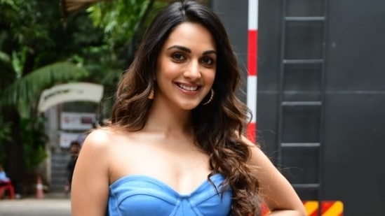 Kiara Advani and the entire star cast of JugJugg Jeeyo arrived on the sets of DID Lil Masters to promote their film. Paparazzi clicked Kiara with Varun Dhawan, Anil Kapoor, Maniesh Paul and Prajakta Koli outside the show's set. While all the stars donned stunning looks for the occasion, we especially loved Kiara in the little blue dress she chose for the promotional event. Scroll ahead to check out her pictures in the ensemble.(HT Photo/Varinder Chawla)