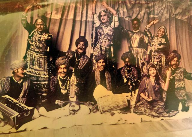 Mame Khan in Center with Dholak Mame Khan in Center with Dholak