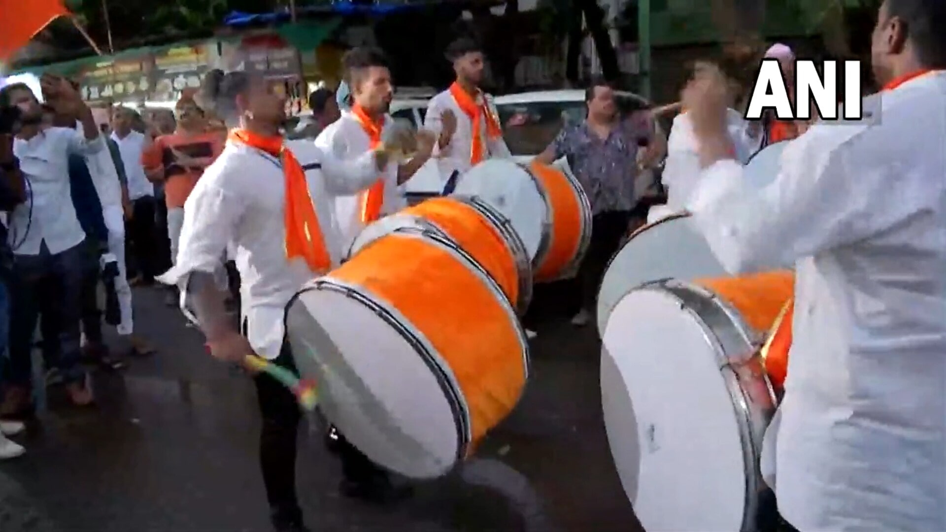 Shiv Sena workers play drums outside party boss and Maharashtra chief minister Uddhav Thackeray's family residence ‘Matoshree’. (Screengrab/ANI video) Shiv Sena workers play drums outside party boss and Maharashtra chief minister Uddhav Thackeray's family residence ‘Matoshree’. (Screengrab/ANI video)