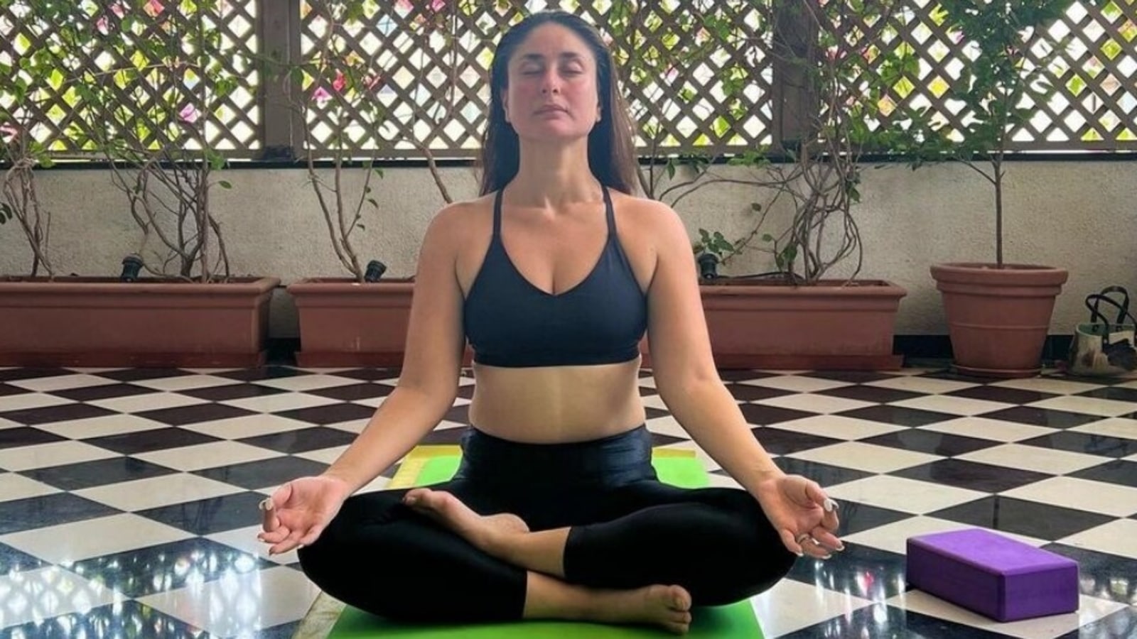 Kareena Kapoor Pusy Photo - Kareena Kapoor's yoga coach shares 5 yoga poses for people struggling with  insomnia: Video and details here | Health - Hindustan Times