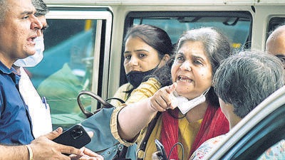 Gujarat Anti-Terror Squad (ATS) detain activist Teesta Setalvad from Santacruz police station in connection with a foreign fund case related to her NGO, in Mumbai, on Saturday. (Vijay Bate/HT Photo)