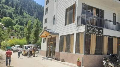 Hotel Himalayan Oak in Shuru village, 7km from Manali, where the firing incident took place on Friday. The Delhi man had used two countrymade pistols to kill wife’s friend in Manali, the police said. (HT Photo)