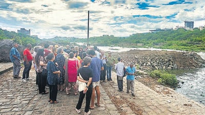 A group of people and activists gathered to stage opposition to the riverfront development project at Mula river, Koregaon Park, on Saturday. (Pratham Gokhale/HT Photo) A group of people and activists gathered to stage opposition to the riverfront development project at Mula river, Koregaon Park, on Saturday. (Pratham Gokhale/HT Photo)