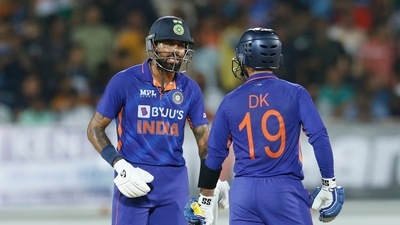 Hardik Pandya (L) with Dinesh Karthik (ANI)
