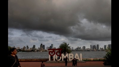 Mumbai, India - June 22, 2022: Visitors enjoy an evening with dark monsoon clouds hovering above city skyline at Bandra Reclamation, Bandra, in Mumbai, India, on Wednesday, June 22, 2022. (Photo by Satish Bate/ Hindustan Times) (Satish Bate/HT PHOTO) Mumbai, India - June 22, 2022: Visitors enjoy an evening with dark monsoon clouds hovering above city skyline at Bandra Reclamation, Bandra, in Mumbai, India, on Wednesday, June 22, 2022. (Photo by Satish Bate/ Hindustan Times) (Satish Bate/HT PHOTO)