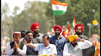 Aam Aadmi Party’s (AAP) national convener Arvind Kejriwal along with Punjab Chief Minister Bhagwant Mann during Tiranga Yatra at Kullu in Himachal on Saturday. (HT Photo) Aam Aadmi Party’s (AAP) national convener Arvind Kejriwal along with Punjab Chief Minister Bhagwant Mann during Tiranga Yatra at Kullu in Himachal on Saturday. (HT Photo)
