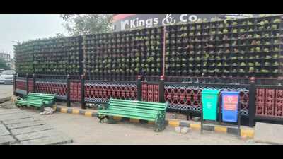 Vertical garden being installed at Subash crossing in Civil Lines area of Prayagraj. (HT Photo) Vertical garden being installed at Subash crossing in Civil Lines area of Prayagraj. (HT Photo)