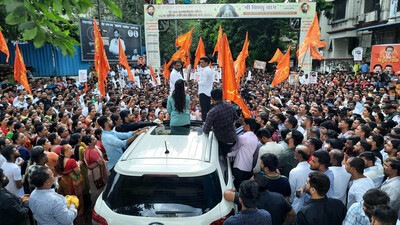Supporters of Eknath Shinde crowd outside his residence in Thane, Mumbai, India, on Saturday (Praful Gangurde/HT Photo)