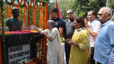 Family members of Major Sandeep Sagar paying tributes to him at his memorial near the Sector-8/17 roundabout in Panchkula on Saturday. (Sant Arora/HT)