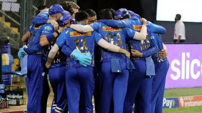 Mumbai Indians players in a huddle