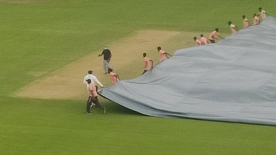 Prithvi Shaw pulling covers with groundsmen (Aadya Sharma/Twitter)