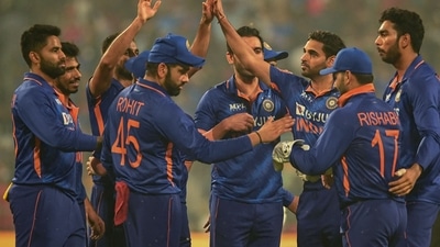 Indian cricket team celebrates a wicket (TWITTER)