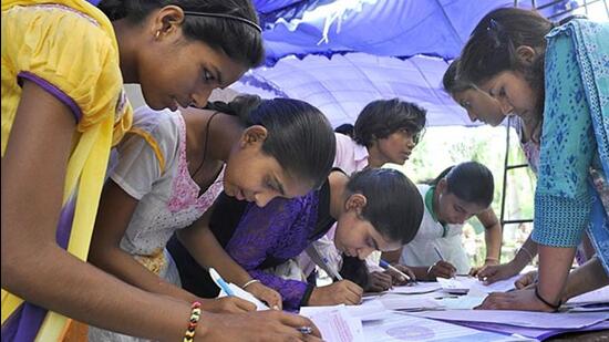 While the circular released by the university on June 20 states that all MU-affiliated colleges, including autonomous institutes, will have to follow the admission schedule as prescribed by the varsity and accommodate students from CBSE and CISCE boards ‘in due course’, it gives no clarity on how these applications will be accommodated by individual colleges (HT Photo)