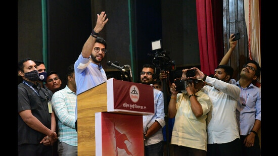 Shiv Sena leader Aaditya Thackeray addressing party workers at Lala Lajpatrai College, Haji Ali, on the ongoing political crisis in Maharashtra, in Mumbai, on Saturday. (Bhushan Koyande/HT Photo)