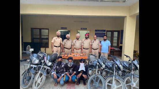 The accused snatchers and the items seized from them in custody of Ludhiana police on Saturday. (HT Photo)