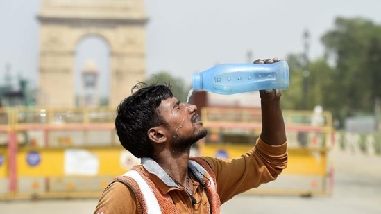 Health conditions of outdoor workers were also found to deteriorate because of extreme temperatures in both summer and winter, the IIT study found.(HT Photo)