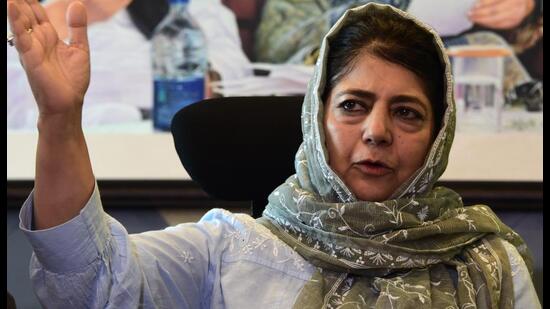 Peoples Democratic Party (PDP) president and former chief minister Mehbooba Mufti addresses a press conference at her residence in Srinagar on Saturday. She urged the youth of Kashmir to shun militancy. (HT Photo)