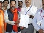 Dinesh Lal Yadav ‘Nirahua’ collects his winning certificate. (twitter.com/nirahua1)