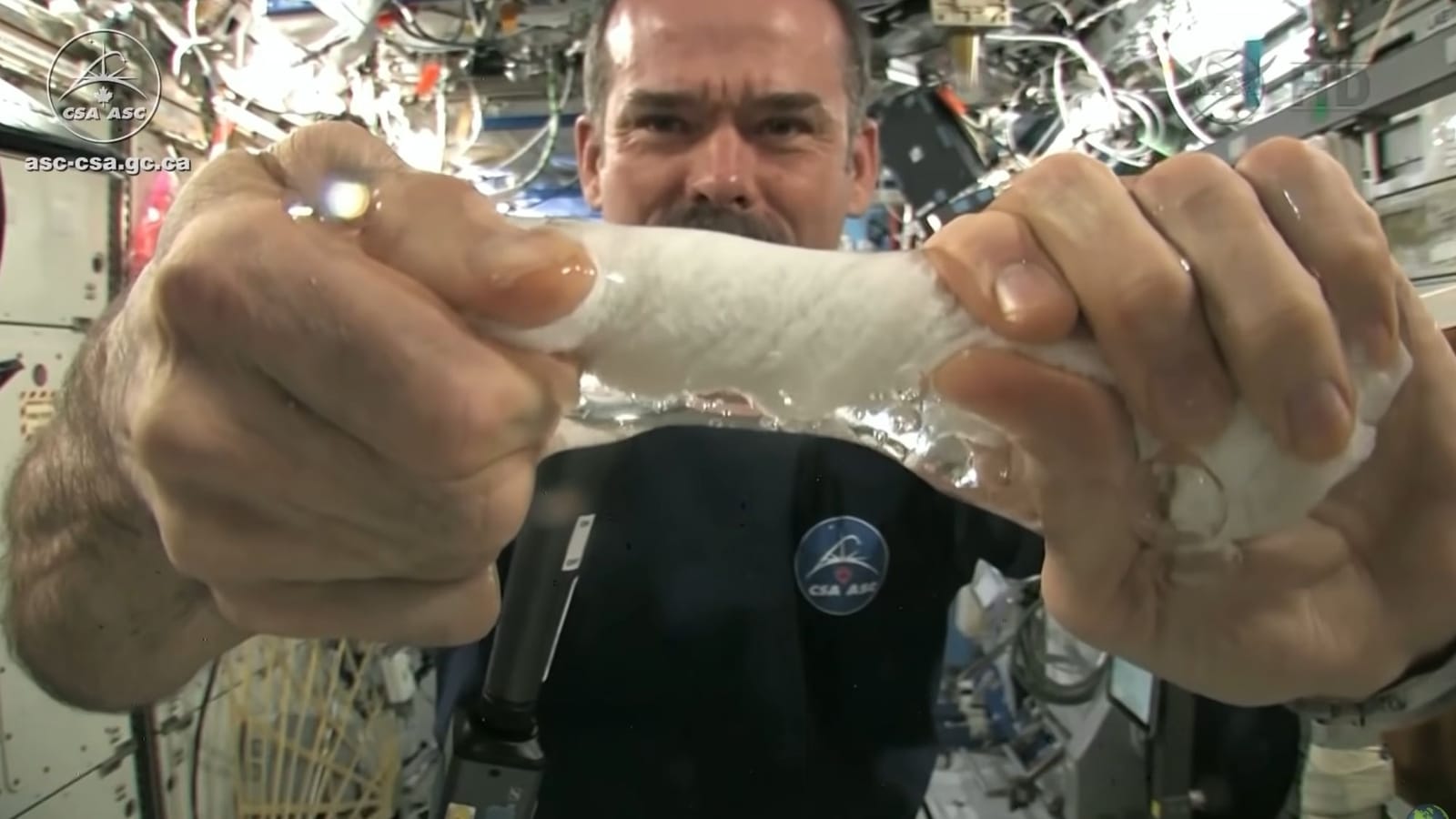 Anand Mahindra comparte un video de un astronauta experimentando con una toalla mojada.  reloj |  cuidando