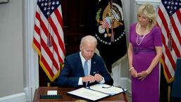 A primeira-dama dos EUA, Jill Biden, observa o presidente dos EUA, Joe Biden, assinar a Lei de Comunidades Mais Seguras Bipartidárias, na Sala Roosevelt da Casa Branca em Washington, DC, no sábado.  (AFP)