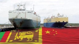 Dois porta-aviões atracados no porto de Hambantota, construído na China, no Sri Lanka.